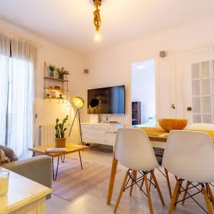  Apartamento Cosy Apartment. 10min Walk To The & Train España